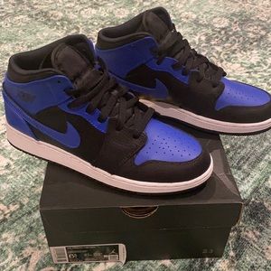 Air Jordan 1 - Mid 6.5Y